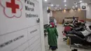 <p>Petugas melayani warga yang mendonorkan darahnya di Palang Merah Indonesia (PMI) DKI Jakarta, Jakarta, Selasa (26/4/2022). Saat ini PMI DKI Jakarta memacu ketersediaan darah dengan layanan jemput bola melalui mobil pelayanan donor darah keliling. (merdeka.com/Iqbal S. Nugroho)</p>