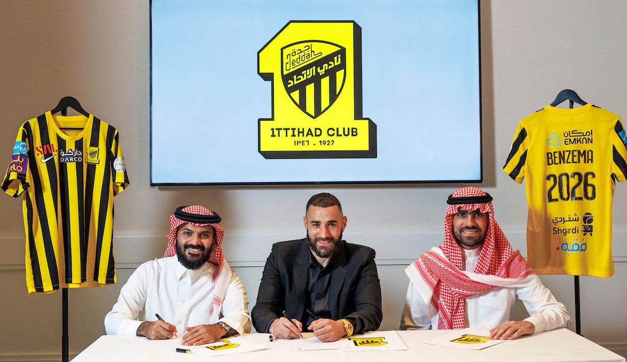 Pesepakbola Prancis Karim Benzema secara resmi bergabung dengan klub Arab Saudi Al Ittihad. Juara Liga Arab Saudi itu telah mengonfirmasi penandatanganan Karim Benzema dengan kontrak tiga tahun hingga 2026. (Photo by jorge ferrari / Saudi Pro League / AFP)