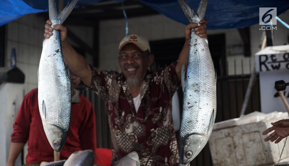 Foto Jelang Imlek Penjualan Ikan Bandeng Rawa Belong Melonjak Foto