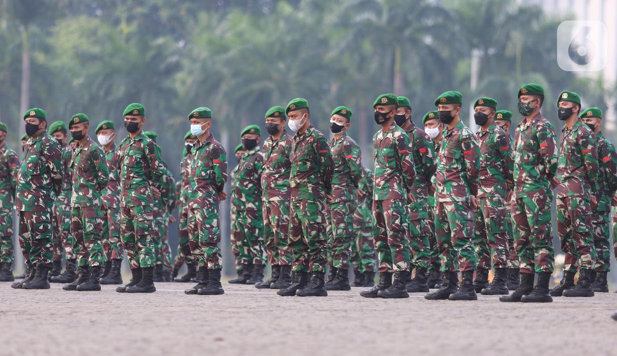 Prajurit TNI saat melakukan apel pasukan pengamanan di Monas, Jakarta, Senin (19/7/2021). Pengamanan tersebut dilakukan untuk menjaga Hari Raya Idul Adha 1442 Hijriah dimasa pandemi Covid-19 saat PPKM Darurat. (Liputan6.com/Angga Yuniar)