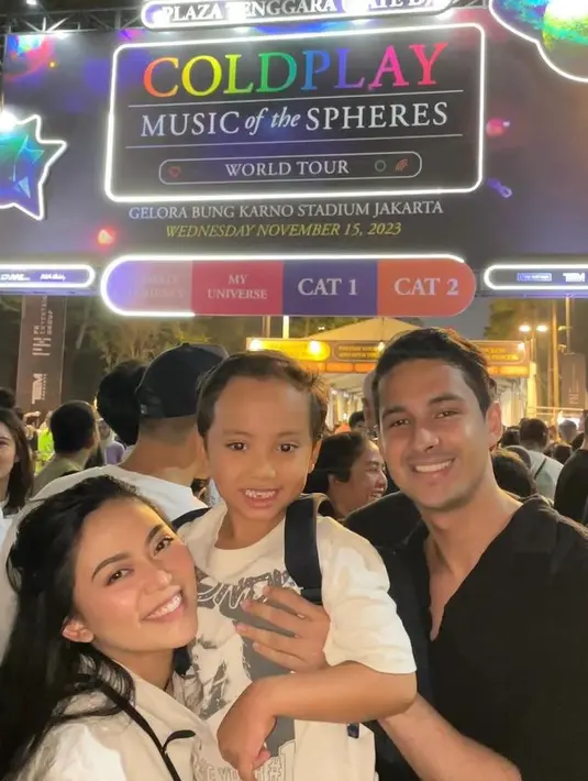 Rachel Vennya juga hadir bersama anak dan kekasihnya, dengan busana hitam putihnya. [@rachelvennya]