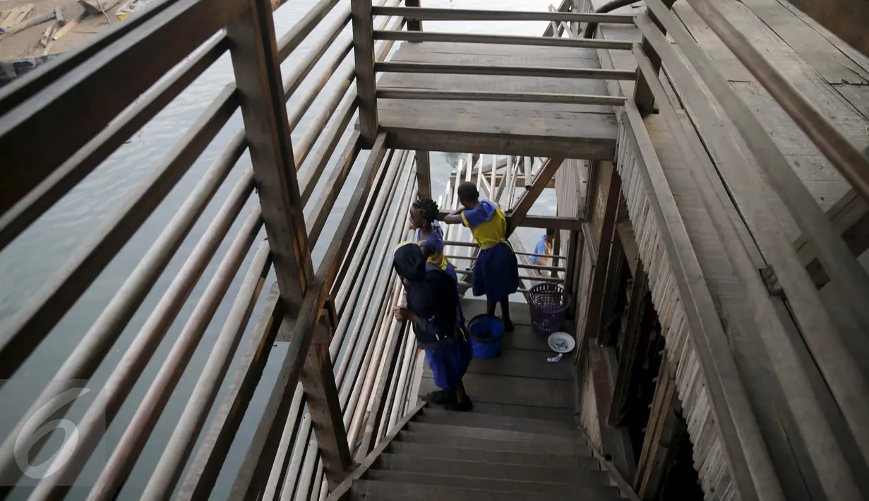 Aktivitas siswa jelang pelajaran akan dimulai di sekolah terapung, Lagos Lagoon, Nigeria (29/2/2016). Sekolah ini mampu menampung hingga seratus murid sejak November 2015. (Reuters/Akintunde Akinleye)