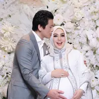 Lihat di sini gaya Syahrini saat umumkan kehamilan dengan Reino Barack. Pakai Cincin berlian Rp24 miliar! [@princessyahrini]