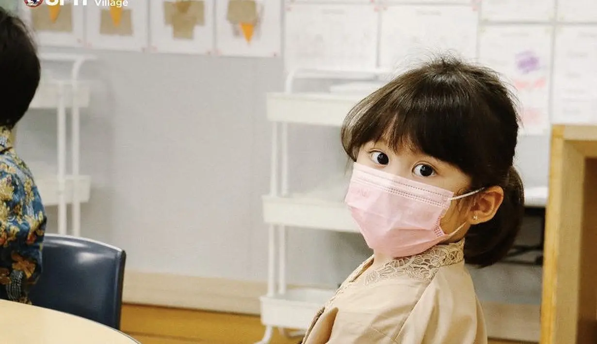 Bridgia anak Acha Septriasa tampil dengan kebaya simple warna cokelat kopinya.Dok. Instagram UPH