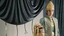 Beranjak ke adat Palembang, pasangan ini kembali tampil memukau dengan rancangan dari Hands by Jeje.  [@angga].