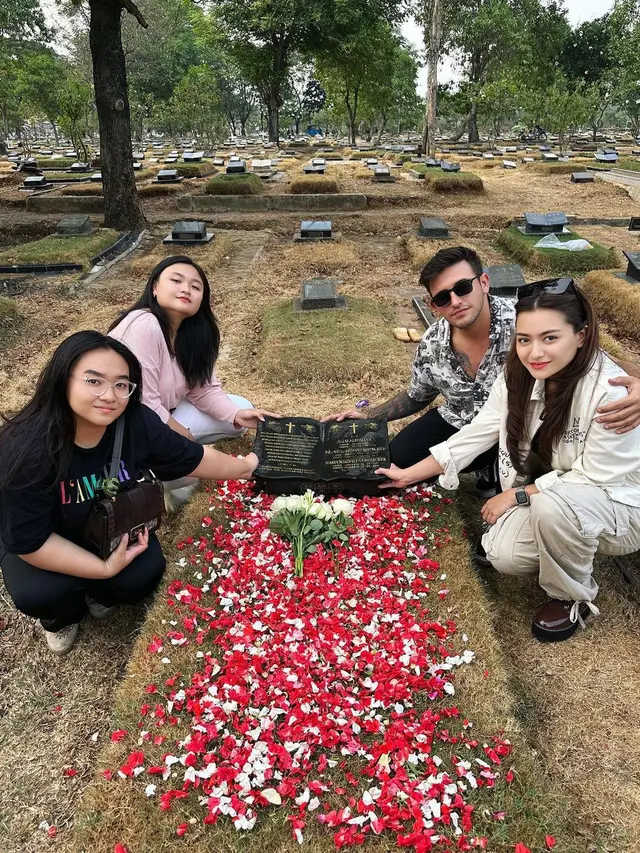 6 Potret Kedekatan Ladislao Camara dengan Keluarga Nathalie Holscher, Diajak Ziarah