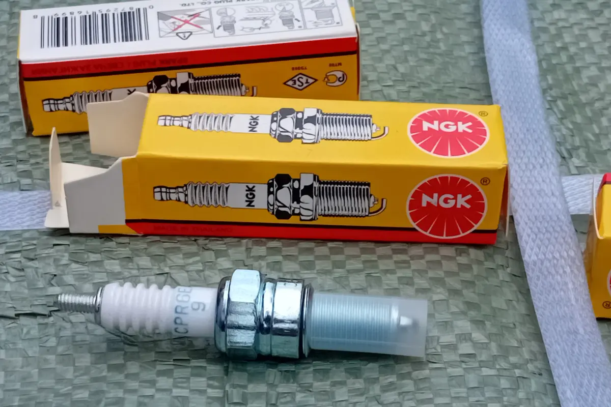 Tampak busi palsu NGK