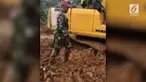 Seorang anggota Kopassus menggunakan tenaga dalam ilmu bela diri Merpati Putih untuk menemukan jenazah korban longsor di Bogor.