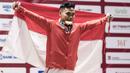 Lifter Indonesia, Eko Yuli Irawan, melakukan selebrasi usai berlaga pada Asian Games di JIExpo, Jakarta, Selasa, (21/8/2018). Eko Yuli berhasil menyumbang medali emas angkat besi putra kelas 62kg. (Bola.com/Peksi Cahyo)