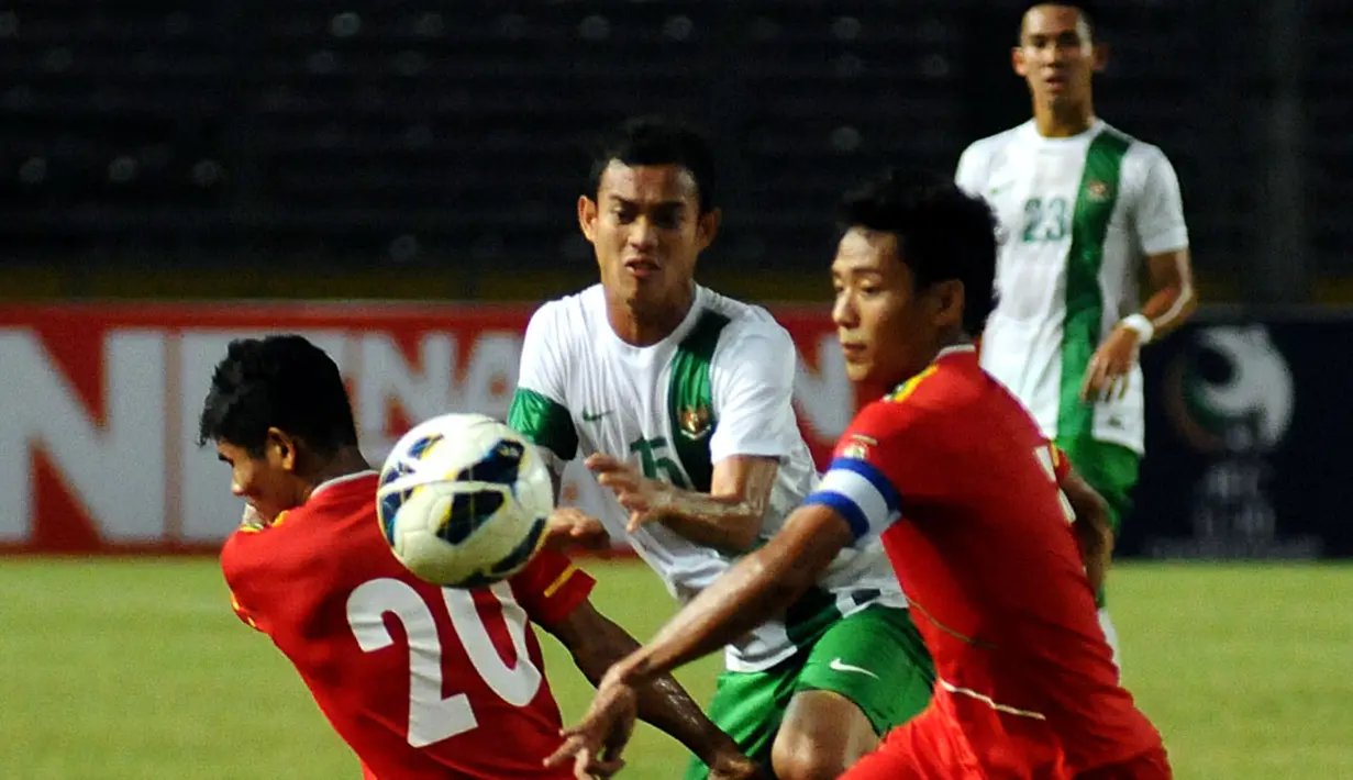 Gelandang Timnas Indonesia U-19, Maldini, kesulitan menembus kawalan dua pemain belakang Myanmar di Stadion GBK Jakarta, (7/5/2014). (Liputan6.com/Helmi Fithriansyah)