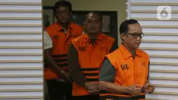 Selain Ardito, ada empat tersangka lain yang ditetapkan KPK setelah melakukan operasi tangkap tangan pada Rabu (10/12/2025) kemarin. Tampak dalam foto, Bupati Lampung Tengah, Ardito Wijaya (kanan) saat dihadirkan pada rilis penetapan status tersangka sekaligus penahanan di Gedung Merah Putih Komisi Pemberantasan Korupsi (KPK), Jakarta, Kamis (11/12/2025). (Liputan6.com/Helmi Fithriansyah)