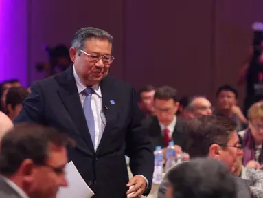 Presiden RI ke-6, Susilo Bambang Yudhoyono saat menghadiri konferensi internasional 'In The Zone' di Jakarta, Sabtu (14/5). Konferensi bertema 'Feeding The Zone' itu membahas permasalahan dan tantangan sektor agrikultur. (Liputan6.com/Angga Yuniar)