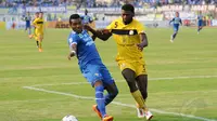 Pemain depan Persib Bandung, Djibril Coulibaly (kiri) harus mendapat dorongan dari bek Barito Putera, Abanda Herman, saat berlaga di Stadion Si Jalak Harupat, (10/6/2014). (Liputan6.com/Helmi Fithriansyah)