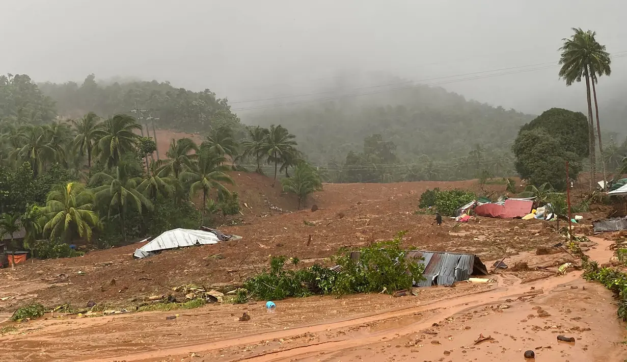 Rumah-rumah terkubur dalam lumpur setelah tanah longsor melanda Desa Bunga di Kota Baybay, Provinsi Leyte Selatan, Filipina, 11 April 2022. Tanah longsor terjadi setelah hujan lebat yang dibawa oleh badai tropis Agaton. (Hannah Cala Vitangcol/AFP)