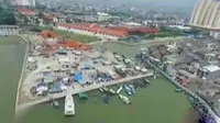 Saat ini ada sekitar 200 bangunan liar telah didirikan dan ditempati oleh 400 penduduk di kawasan Pasar Ikan. (Liputan 6 SCTV)