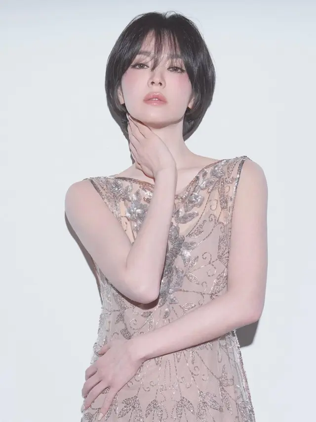 8 Potret Gothic Look Song Hye Kyo yang Nampang di Majalah Vogue, Bak Boneka Hidup di Usia 43 Tahun