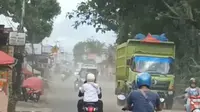 Curhat Warga Jalanan Cibadak Sukabumi Dikepung Polusi Gara-gara Ceceran Tanah Truk Proyek