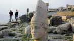 Sejumlah wisatawan mengunjungi situs pemakaman yang berada di puncak Gunung Nemrut, Turki, pada 14 Juni 2020. Gunung Nemrut yang terdaftar sebagai Situs Warisan Dunia UNESCO pada 1987 ini terkenal karena reruntuhan situs pemakaman di bagian puncaknya. (Xinhua/Mustafa Kaya)