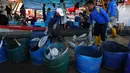 Nelayan menurunkan ikan hasil tangkapan laut di Muara Baru, Jakarta, Kamis (29/3). Kementerian Kelautan dan Perikanan (KKP) terus mengupayakan peningkatan ekspor komoditas perikanan hasil tangkapan dari nelayan tradisional. (Liputan6.com/Angga Yuniar)