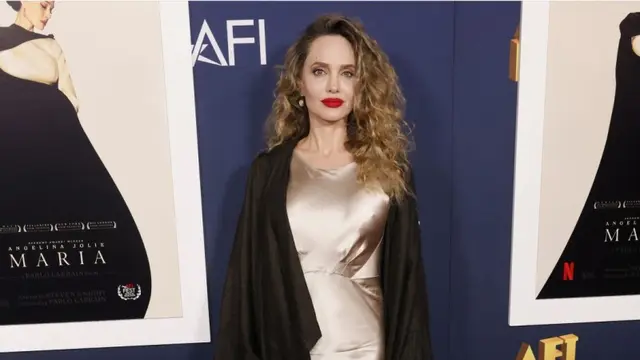 Angelina Jolie Tampil Beda dengan Rambut Keriting di Pemutaran Perdana Film Maria.  (ETIENNE LAURENT / AFP)