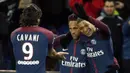 Neymar, Cavani dan Mbappe merayakan gol saat melawan Dijon pada laga Ligue 1 di Parc des Princes stadium, Paris, (17/1/2018). PSG menang telak 8-0. (AP/Thibault Camus)