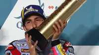 Pembalap Italia dari tim Gresini Racing, Enea Bastianini menjadi yang tercepat dalam seri pertama MotoGP 2022 di Sirkuit Losail, Doha, Qatar, Minggu (6/3/2022) malam WIB. Kemenangan tersebut juga menjadi yang pertama bagi Gresini sejak 16 tahun yang lalu. (AFP/Karim Jaafar)