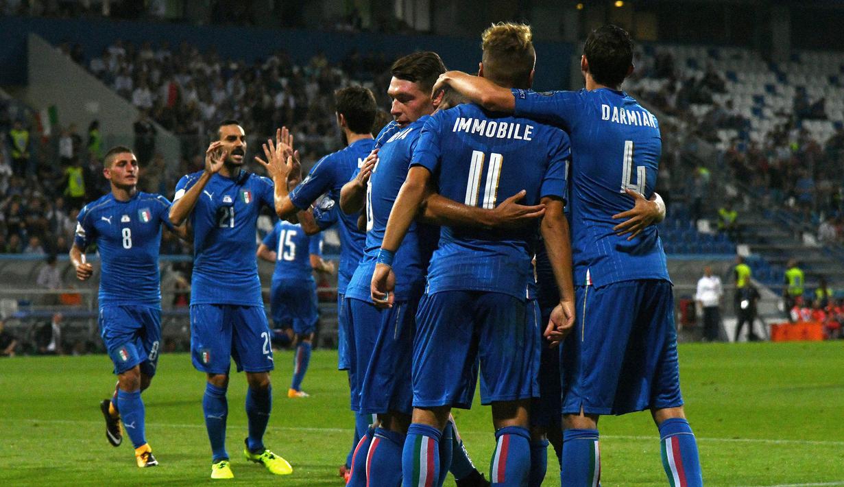 Para pemain Italia merayakan gol yang dicetak Ciro Immobile ke gawang Israel pada laga kualifikasi Piala Dunia 2018 di Stadion Reggio Emilia, Italia, Selasa (5/9/2017). Italia menang 1-0 atas Israel. (AFP/Vicenzo Pinto)