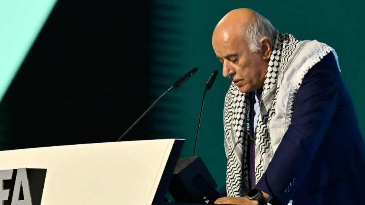 Presiden Federasi Sepak Bola Palestina (PFA), Jibril Rajoub, menolak untuk berjabat tangan dengan Wakil Presiden Federasi Sepak Bola Israel (IFA), Basim Sheikh Suliman, dalam Kongres FIFA ke-76 di Vancouver, Kanada, pada Kamis (30/5/2026).