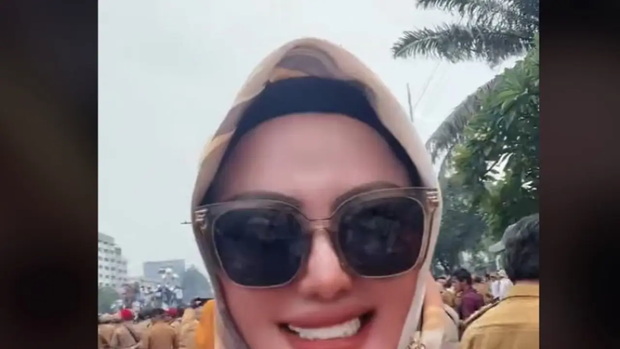 Viral Usai Demo di DPR dengan Gaya Glamor, Kades Wiwin Terpantau Punya Koleksi Tas 1 Lemari. foto: TikTok @ratuwk1414