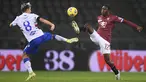 Bek Torino, Singo Wilfried (kanan) berebut bola dengan penyerang Sampdoria, Valerio Verre pada putaran kesembilan Liga Italia Serie A di stadion Olimpico Grande Torino, Selasa (1/12/2020) dini hari WIB. Torino diimbangi Sampdoria dengan skor 2-2. (Fabio Ferrari/LaPresse via AP)