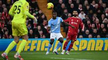 Bek Manchester City, Marc Guehi, lolos dari sanksi kartu merah meski melakukan pelanggaran keras kepada winger Liverpool, Mohamed Salah, pada laga pekan ke-25 Premier League di Stadion Anfield, Minggu (08/02/2026) malam WIB. (AFP/Paul Ellis)