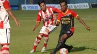 Qischil Gandrumini susah payah untuk mengalahkan Kalteng Putra dengan skor 1-0 di Stadion A. Yani Sumenep, Sabtu (15/10/2016). (Bola.com/Robby Firly)