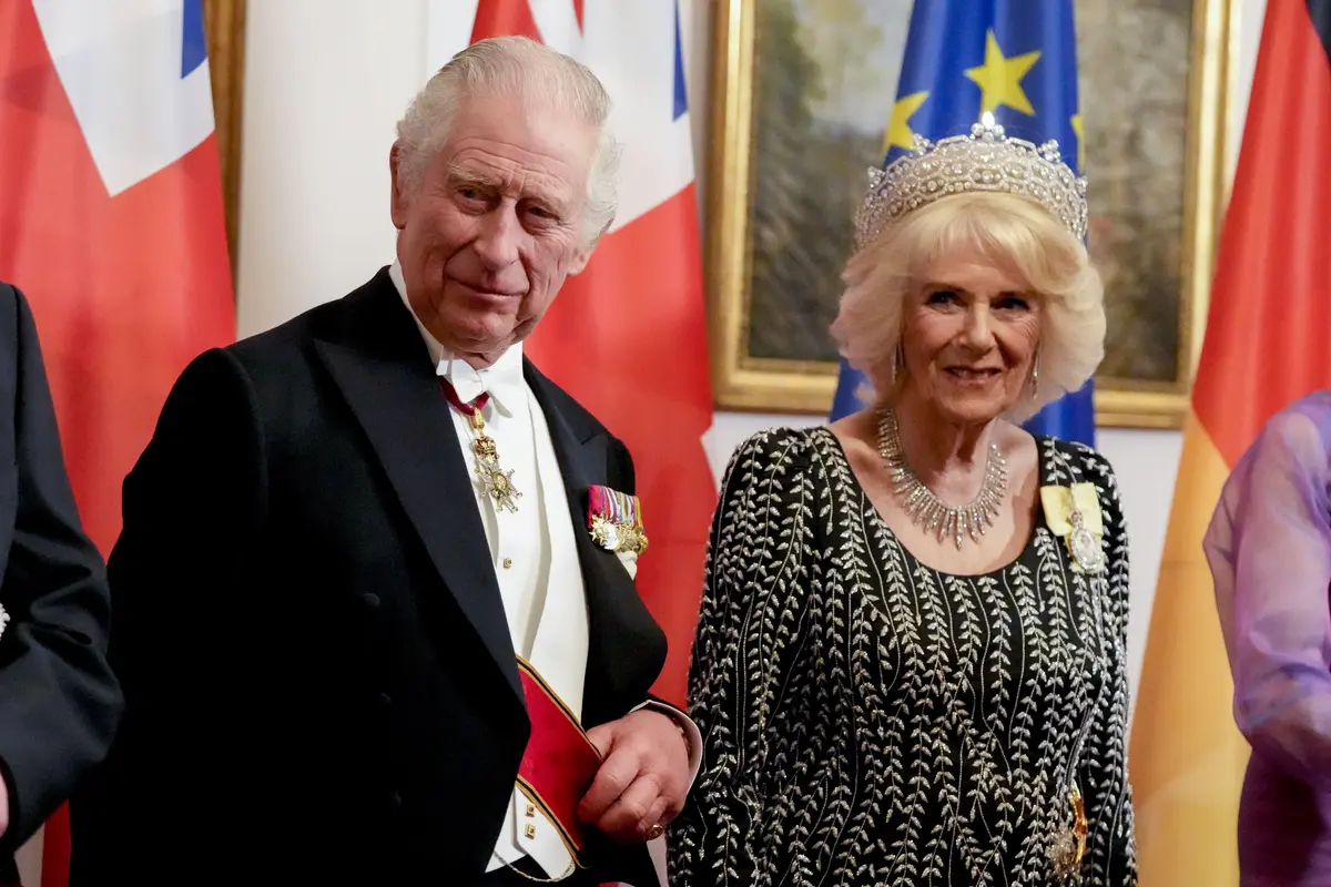 Ratu Camilla Berkilau dalam Balutan Tiara Greville dan Kalung Berlian Ratu Elizabeth di Pesta Kenegaraan