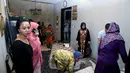 Beginilah suasana di dalam rumah orangtua Olga Syahputra, kesedihan begitu terasa di diri mereka.  (foto: galih w. satria)