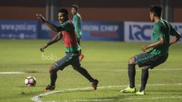 Pemain Timnas Indonesia, Marinus Manewar, menggiring bola saat latihan di Stadion Maguwoharjo, Sleman, Senin (12/6/2017). Latihan ini persiapan terakhir jelang menghadapi Puerto Rico. (Bola.com/Vitalis Yogi Trisna)