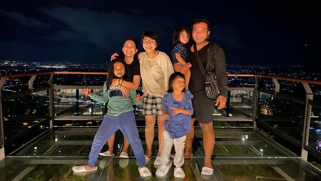 Poligami, Ini 7 Potret Harmonis Erix Soekamti dengan Istri Pertama