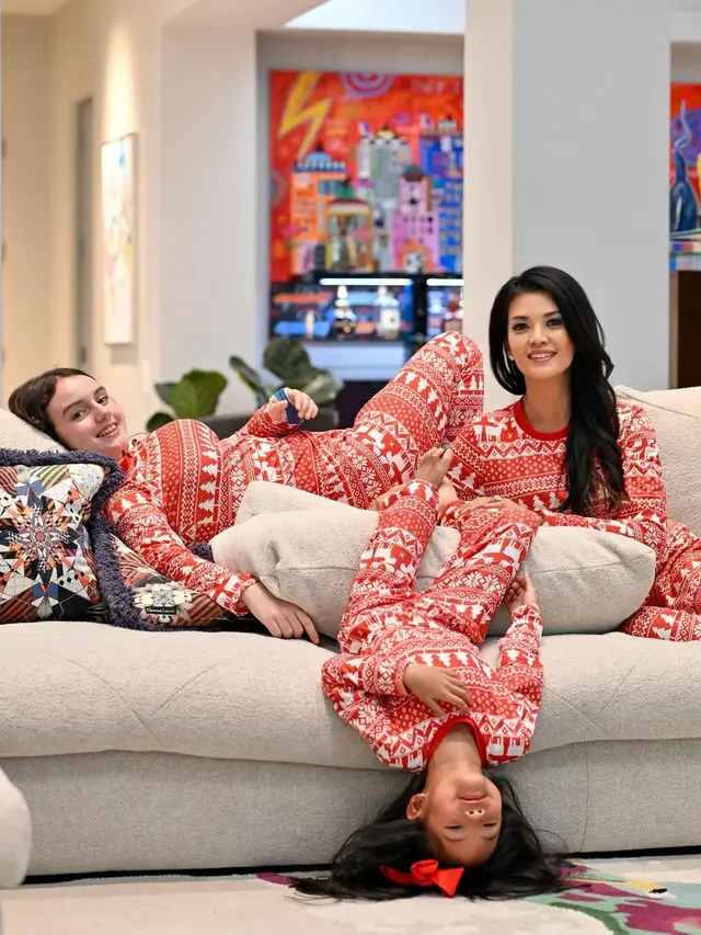 8 Gaya Kompak Keluarga Artis di Pemotretan Bertema Natal 2024, dari Asmirandah hingga Rianti Cartwright