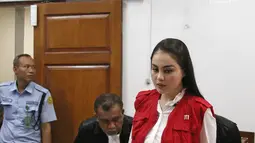 Artis Jennifer Dunn saat memasuki ruangan untuk mengikuti sidang lanjutan kasus narkoba di PN Jakarta Selatan, Kamis (19/4). Sebelumnya, Jennifer Dunn pernah dua kali ditangkap polisi pada 2005 dan 2009. (Liputan6.com/Herman Zakharia)