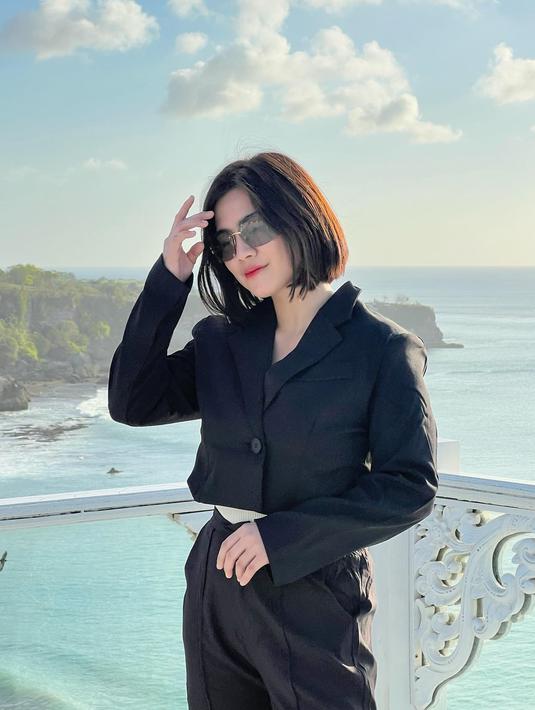 Melalui berbagai aktivitasnya di Bali, Felicya Angelista membuktikan bahwa kerja keras dan dedikasi dapat dilakukan di mana saja, bahkan di tempat seindah Bali. Keberhasilannya dalam mengatur waktu antara kerja dan bersantai, sambil tetap tampil menawan, membuatnya mendapat banyak pujian dan menjadi panutan bagi banyak wanita muda. (Liputan6.com/IG/@felicyangelista_)