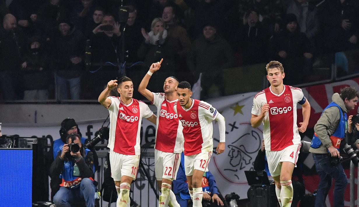 Selebrasi gol Ajax yang dicetak oleh Hakim Ziyech pada leg 1, 16 besar Liga Champions yang berlangsung di stadion Amsterdam Arena, Amsterdam, Kamis (14/2). Ajax kalah 1-2 kontra Real Madrid (AFP/Emmanuel Dunand)