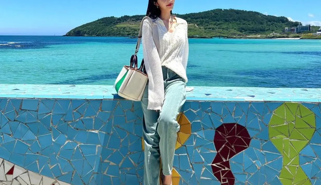 Gaya sehari-hari dengan knitwear tentu bisa, seperti Joy Red Velvet mengenakan atasan lengan panjang warna putih bahan knit, cukup padukan dengan celana denim panjang dan sepatu. [@_imyour_joy]