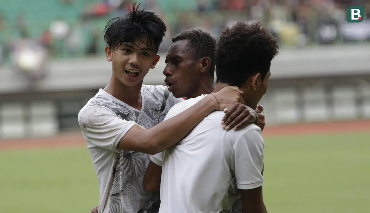 Pemain Timnas Indonesia U-16, Alexandro Felix Kamuru, melakukan selebrasi usai membobol gawang tim Piala Soeratin Bekasi U-17 pada laga uji coba di Stadion Patriot, Kota Bekasi, Jumat (13/3/2020). Kedua tim bermain imbang 1-1. (Bola.com/M Iqbal Ichsan)