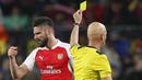 Wasit Sergei Karasev memberikan kartu kuning kepada Olivier Giroud usai melanggar pemain Barcelona pada laga leg kedua babak 16 besar Liga Champions di Stadion Camp Nou, Kamis (16/3/2016) dini hari WIB. (Action Images via Reuters/Carl Recine)