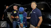 Petugas menangkap narapidana kasus pemerkosaan terhadap bocah AAP (12), yakni Rizal alias Anwar bin Kiman (26) di hutan kawasan Jasinga, Bogor, Jawa Barat usai kabur dari Rutan Salemba, Jakarta, Kamis (14/7). (Liputan6.com/Gempur M Surya)
