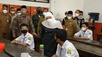 Khofifah saat meninjau proses belajar di sekolahan di Jatim. (Dian Kurniawan).
