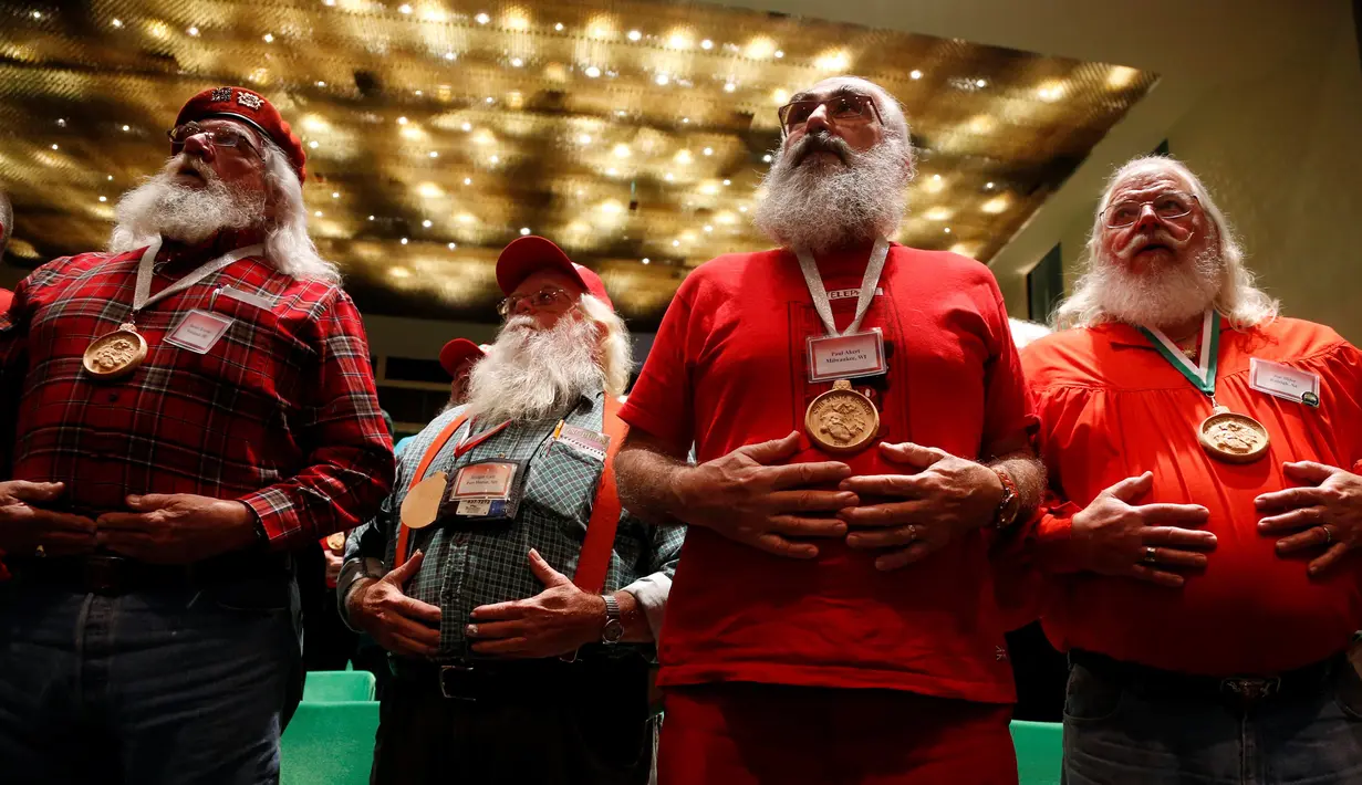Para santa belajar teknik pernapasan saat mengikuti kelas di Charles W. Howard Santa Claus School di Midland, Michigan, 27 Oktober 2016. Lama pendidikan di sekolah ini terbilang singkat, hanya memerlukan waktu tiga hari saja.  (REUTERS/Christinne Muschi)