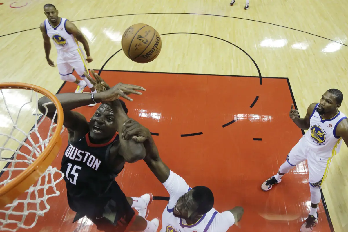 Aksi Clint Capela saat bantu Rockets kalahkan Warriors di gim kedua final wilayah barat NBA