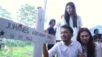 Artis Ruben Onsu menangis sambil memegang kayu nisan sang ayah, Johannes Abraham Onsu di TPU Pondok Ranggon, Jakarta Timur, Rabu (1/2). Ayah Ruben dan Jordi Onsu meninggal setelah satu minggu dirawat di sebuah rumah sakit. (Liputan6.com/Herman Zakharia)