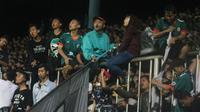 Aksi salah satu kelompok suporter PSS Sleman, Brigata Curva Sud, saat memberikan dukungan di Stadion Maguwoharjo, Sleman. (Bola.com/Ronald Seger)