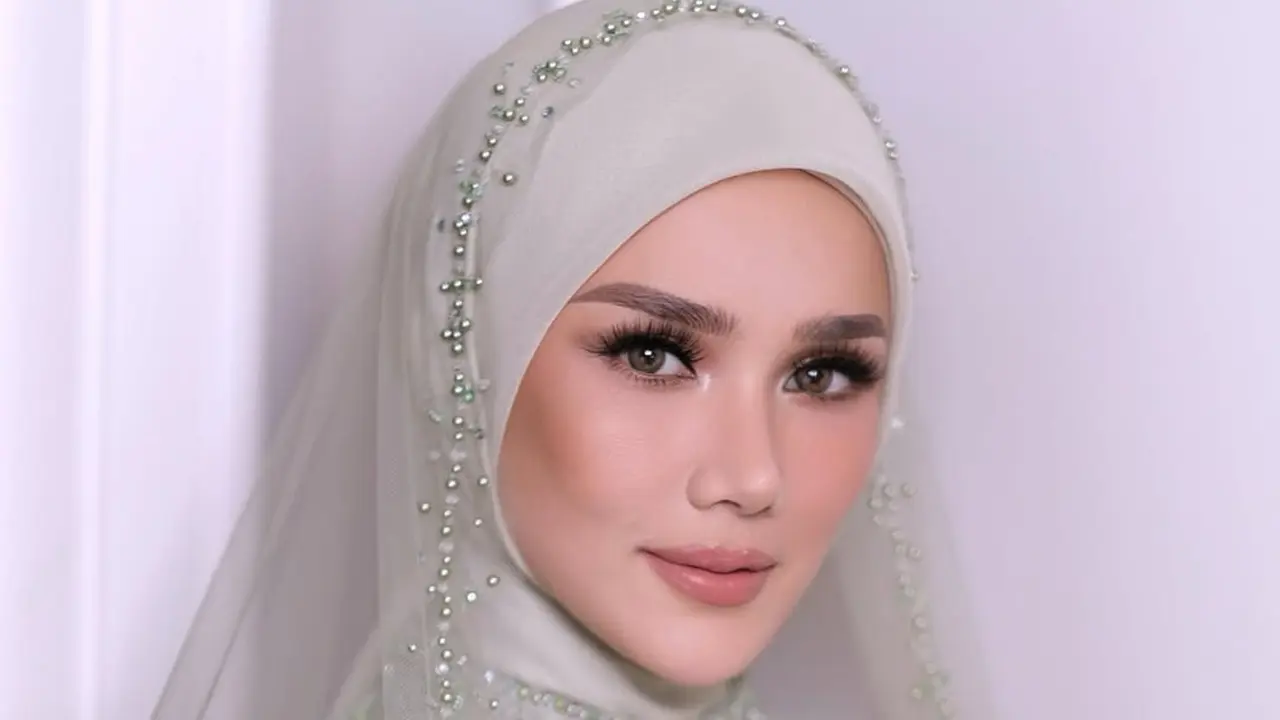 Detail Kebaya Mulan Jameela dengan Hijab Lapis Transparan Mewah di Akad Nikah Al Ghazali (Foto: Instagram @rezaazrumakeup)